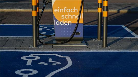 Eine Ladesäule am Flughafen Leipzig/Halle. Für Großstädter ohne eigenen Stellplatz ist das Laden eines E-Autos umständlicher und teurer als für Eigenheimbesitzer. (Symbolbild)