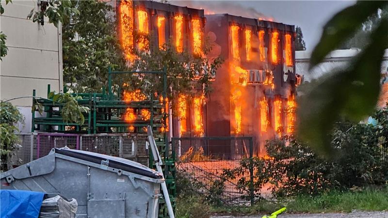 Gewaltiges Feuer in Halle in Berlin-Marzahn Eine Lagerhalle mit Maschinenteilen und Papier ist in Berlin-Marzahn in Brand geraten.