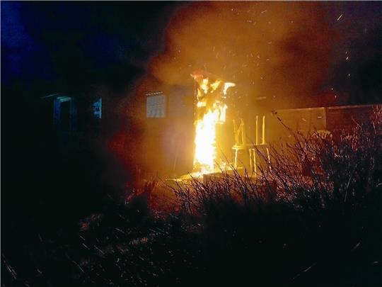 Eine Laube in der Kleingartenanlage Roseneck brennt in der Nacht zu Sonntag. Bei Eintreffen der Feuerwehr steht sie giebelseitig in Flammen. Foto: Feuerwehr