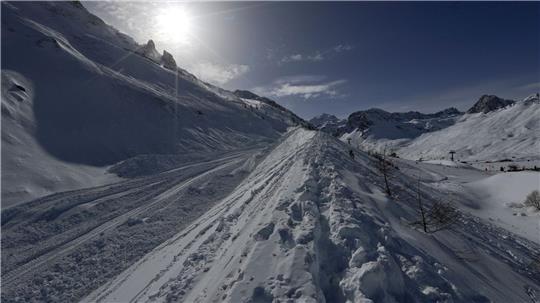 Eine Lawine hat in den französischen Alpen zwei Skifahrer in den Tod gerissen (Archivbild).