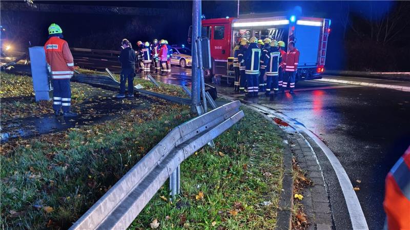 Zu hohes Tempo auf der B243: Autofahrer verliert Kontrolle über Pkw Eine Leitplanke und eine Ampel wurden stark beschädigt.