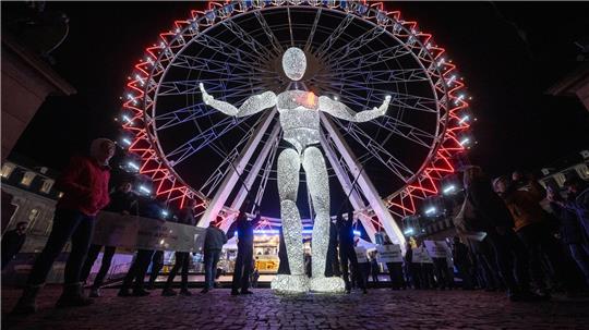 Eine Leuchtpuppe macht auf den Welt-Aids-Tag aufmerksam.