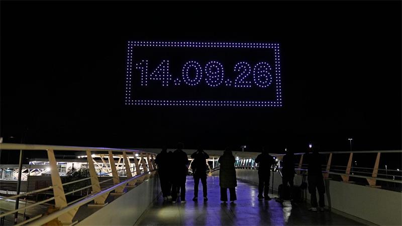 Eine Lichtshow ließ Fans am Donnerstagabend aufhorchen. 