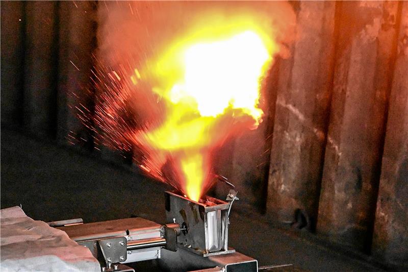 Recyclingbranche blickt auf Chancen und Gefahren Eine Lithium-Ionen-Batterie havariert bei einem Nageltest auf dem Gelände der Brandschutzfirma Stöbich. Foto: Swen Pförtner/dpa