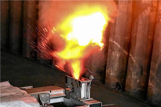 Eine Lithium-Ionen-Batterie havariert bei einem Nageltest auf dem Gelände der Brandschutzfirma Stöbich. Foto: Swen Pförtner/dpa