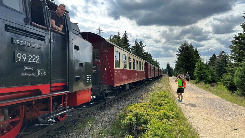 Eine Lok der Brockenbahn auf dem Weg zum Gipfel.