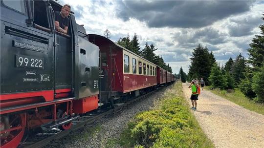 Eine Lok der Brockenbahn auf dem Weg zum Gipfel.
