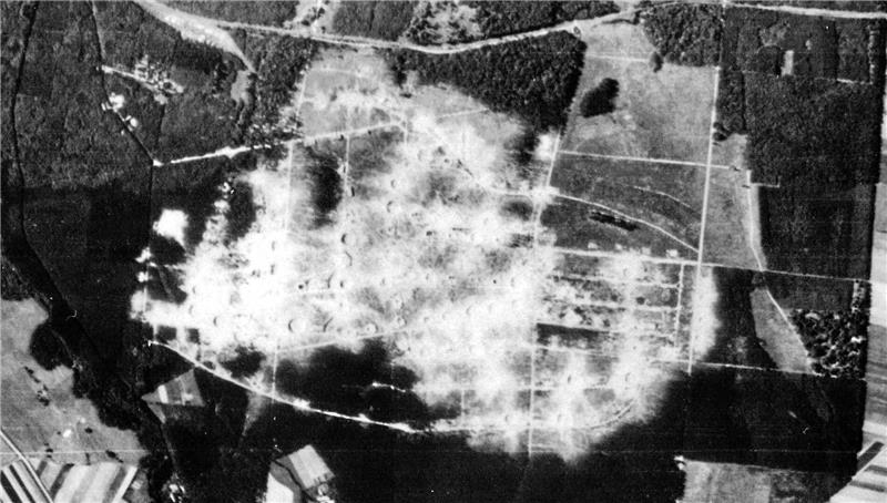Das Nordharz-Inferno: Vor 80 Jahren erfolgt die Sprengung der Muna Eine Luftaufnahme der Royal Air Force vom Herbst 1945: Dort, wo einst geschützt im Schimmerwald die Muna war, existiert nach der Sprengung nur noch eine abgestorbene, mit Kratern übersäte Fläche.