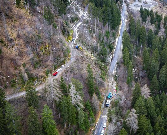 Eine Luftaufnahme des Felssturzes in Österreich.