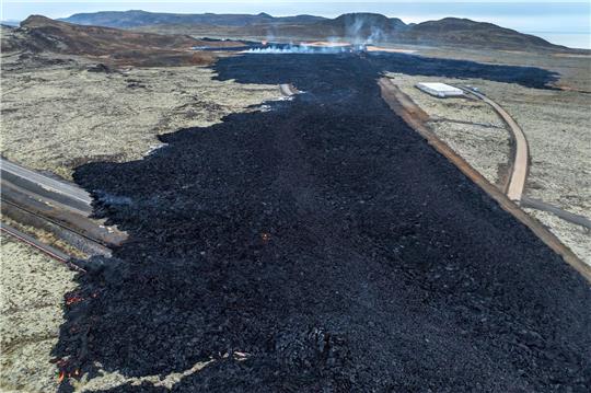 Eine Luftaufnahme des Lavafelds mit der inaktiven südlichen Spalte neben der Stadt Grindavik.