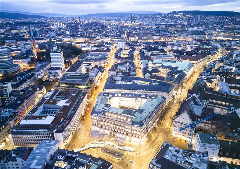 Staatliche Verlustgarantie für Schweizer UBS unterzeichnet Eine Luftaufnahme zeigt die Hauptsitze der Schweizer Banken Credit Suisse (r) und UBS (l) am Paradeplatz in Zürich.