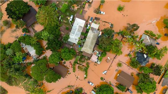 Eine Luftaufnahme zeigt die Überschwemmungen in Waialua auf der Insel Oahu auf Hawaii.