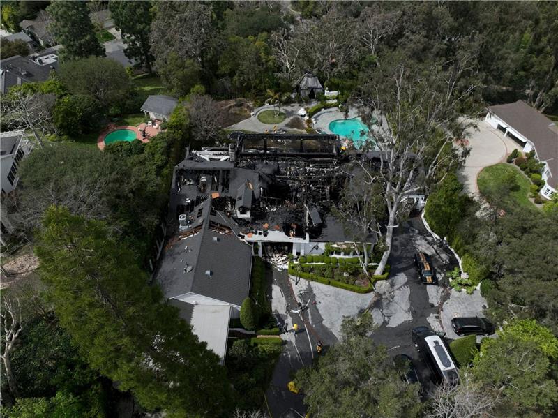 Villa von Cara Delevingne abgebrannt Eine Luftaufnahme zeigt die durch den Brand schwer beschädigte Villa von Cara Delevingne in Los Angeles.