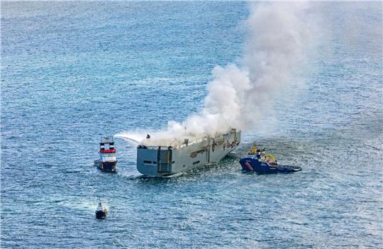 Eine Luftaufnahme zeigt einen deutschen Notschlepper(l), der das Feuer auf einem Frachter bekämpft.