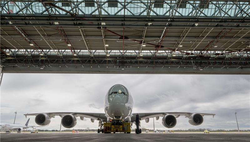Riesen-Flugzeuge kommen zurück - Lufthansa reaktiviert A380 Eine Lufthansa-Maschine des Typs Airbus A380 rolltauf dem Flughafen in München.
