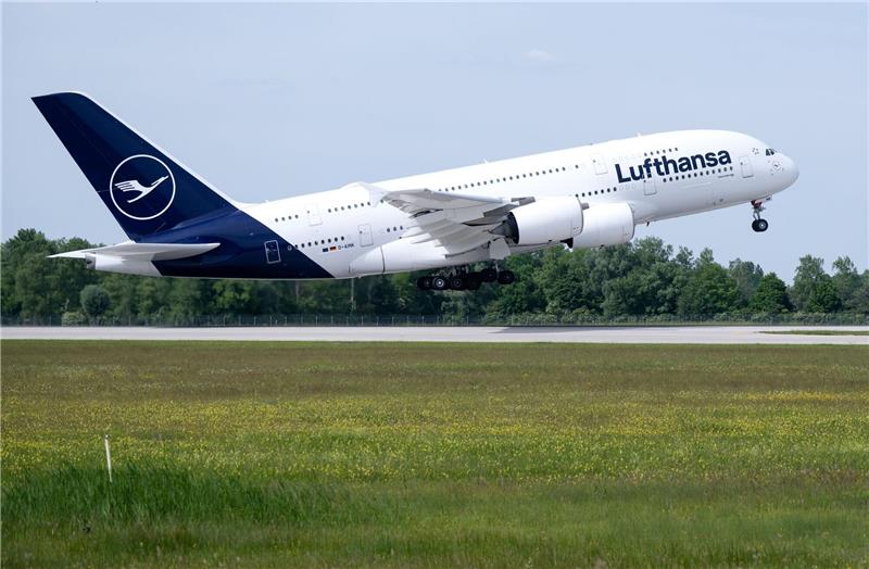 Blasmusik zum Start: Lufthansa fliegt wieder mit A380 Eine Lufthansa-Maschine des Typs Airbus A380 startet auf dem Flughafen nach Boston.