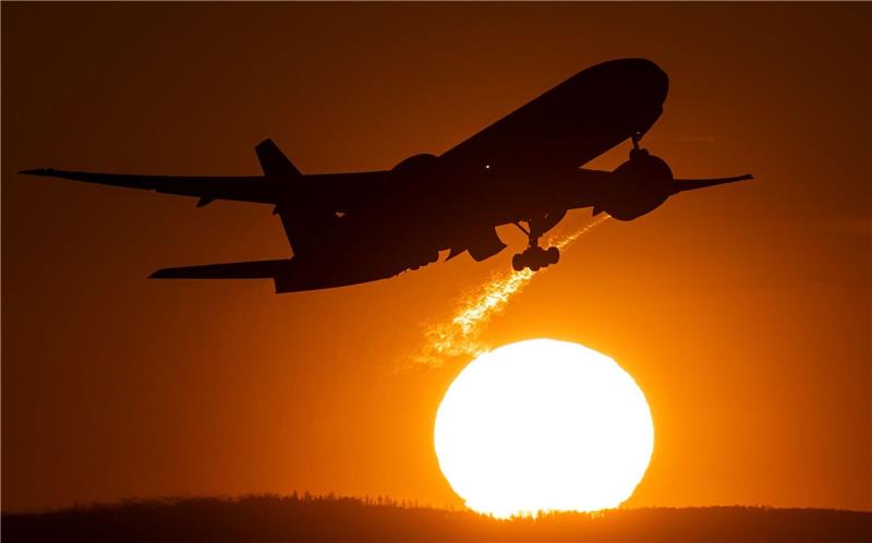 Eine Lufthansa-Maschine musste wegen des Verhalten eines Passagiers außerplanmäßig landen. (Symbolbild)