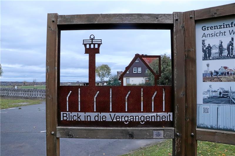 Eine Machbarkeitsstudie kommt zu dem Schluss, dass Stapelburg am besten als Standort für ein Besucherzentrum Grünes Band der Erinnerung geeignet ist. Der „Blick in die Vergangenheit“ gibt einen Eindruck davon wider, wie die Ansicht Stapelburgs aus Richtung Westen zu Zeiten der deutsch-deutschen Teilung war. Der Beobachtungsturm der DDR-Grenztruppen wurde bereits im Dezember 1989 abgerissen. Foto: Gereke