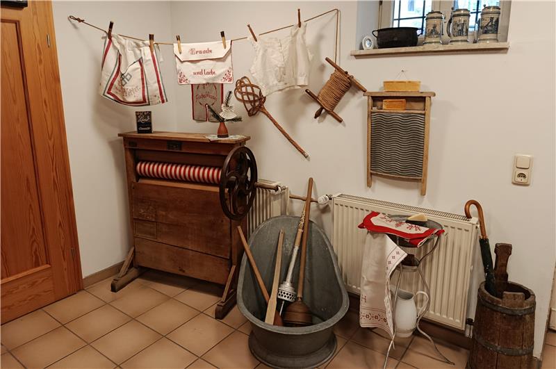 Eine Mangel hat doch im Wohn- und Schlafzimmer nichts zu suchen. Jetzt steht sie im Erdgeschoss des Museums.