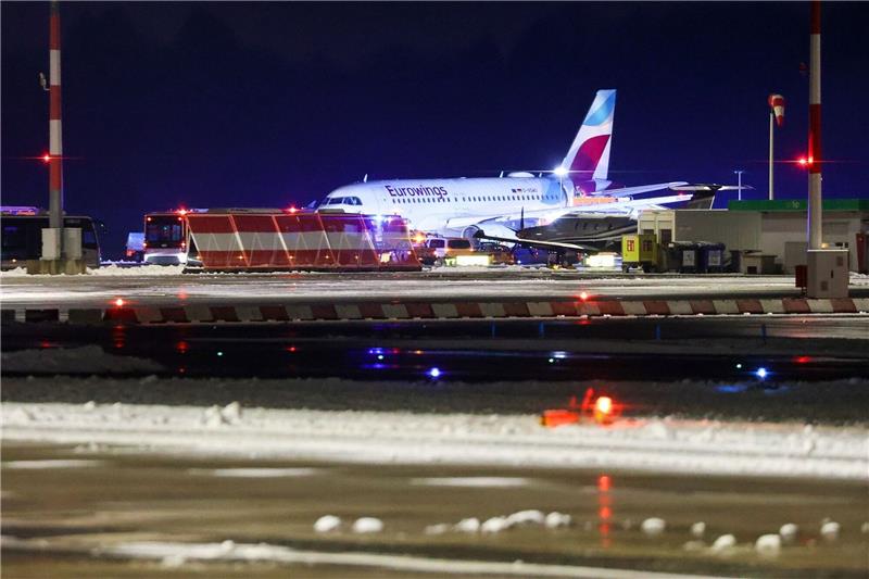 Eine Maschine der Fluggesellschaft Eurowings soll möglicherweise bei Glatteis von der Piste in den Grünstreifen gerutscht sein.