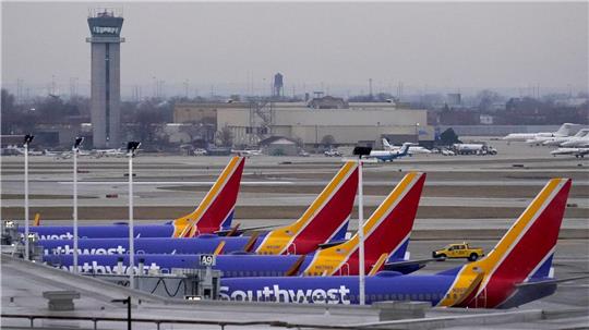 Eine Maschine der US-Fluggesellschaft Southwest Airlines ist plötzlich in einen Sinkflug gegangen - zwei Besatzungsmitglieder wurden verletzt. (Archivfoto)