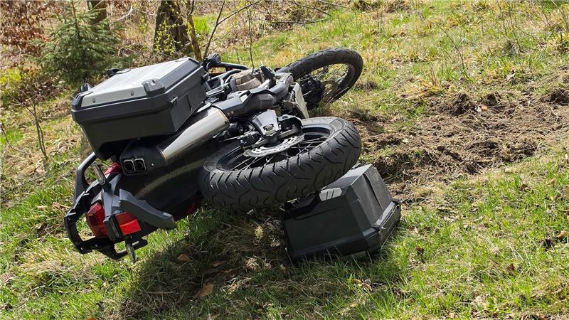 Ein verunglücktes Motorrad.