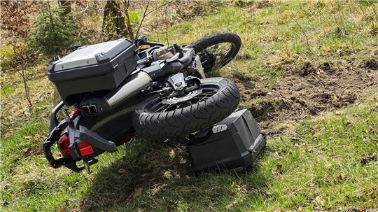 Ein verunglücktes Motorrad.