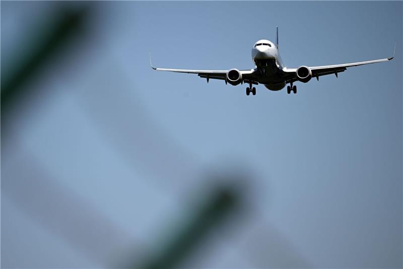 Billigflieger lassen deutschen Markt links liegen Eine Maschine von Ryanair landet auf dem Konrad-Adenauer-Flughafen Köln-Bonn.