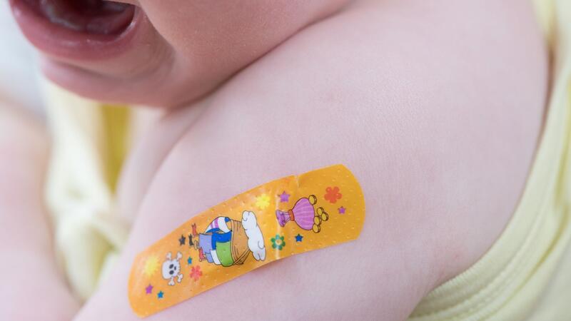 So schützen Sie Ihre Kleinen vor Kinderkrankheiten Eine Masern-Impfung schützt zuverlässig vor einer bedrohlichen Erkankung. Nur sehr selten treten schwere Nebenwirkungen auf.