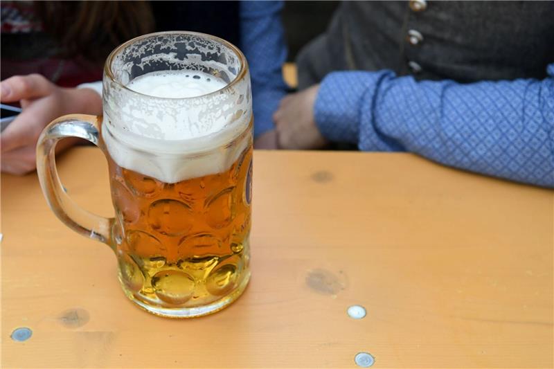 7,50 Euro für ein Glas Bier? Eine Maß Bier steht im Hofbräuzelt auf einem Tisch.