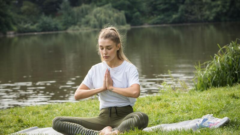 Mentale Stärke: 9 Tipps, die Sie resilienter machen Eine Meditations-App kann dabei helfen sich im Alltag öfter zu entspannen.