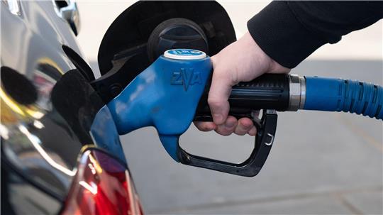 Eine Mehrheit rechnet nicht mit Preissenkungen beim Tanken. (Archivbild)