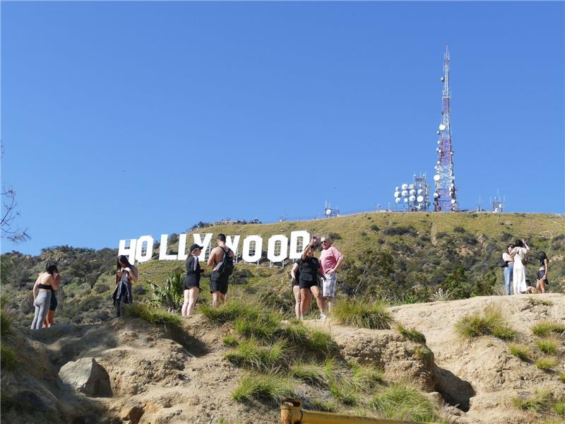 Der HOLLYWOOD-Schriftzug wird 100 «Eine Menge Leute wollen eine Großaufnahme»: Touristen vor dem Hollywood-Schriftzug.