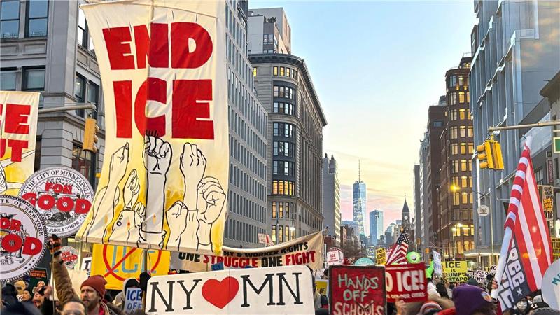 Eine Menschenmenge von Anti-ICE-Demonstranten demonstriert in New York.