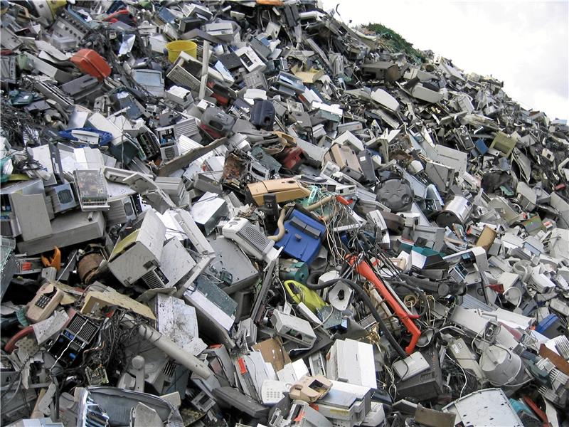 Eine Million Tonnen Elektroschrott wurden bei der Firma Electrocycling seit 1995 verarbeitet – meist geschieht das per Hand. Fotos: Electrocycling