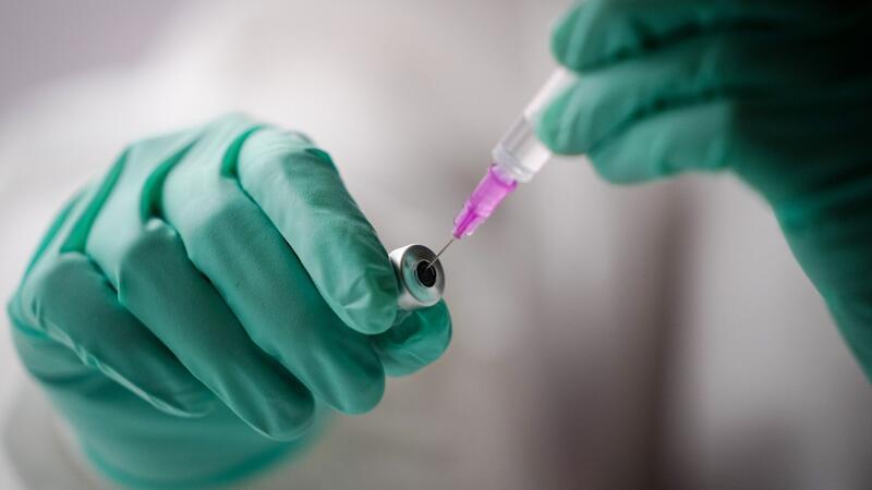 51 Anträge auf Anerkennung von Corona-Impfschäden bewilligt Eine Mitarbeiterin befüllt eine Spritze mit einer Corona-Impfdosis.