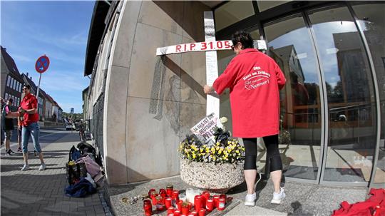 Eine Mitarbeiterin beteiligt sich an einer Aktion von Beschäftigten anlässlich der Schließung des DRK-Altenheims in Clausthal Ende Mai. Foto: Neuendorf