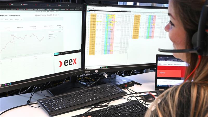 Eine Mitarbeiterin der Energiebörse EEX hat in der Marktsteuerung das aktuelle Handelsgeschehen im Blick. 