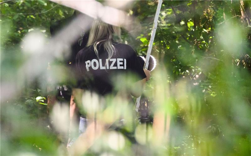 Mord an Anastasia (15): Heute öffentliche Trauerfeier Eine Mitarbeiterin der Spurensicherung am Tatort in Salzgitter.