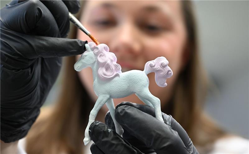 Eine Mitarbeiterin des Spielfigurenherstellers Schleich bemalt am Firmensitz in Schwäbisch Gmünd einen Prototypen einer neuen Figur.