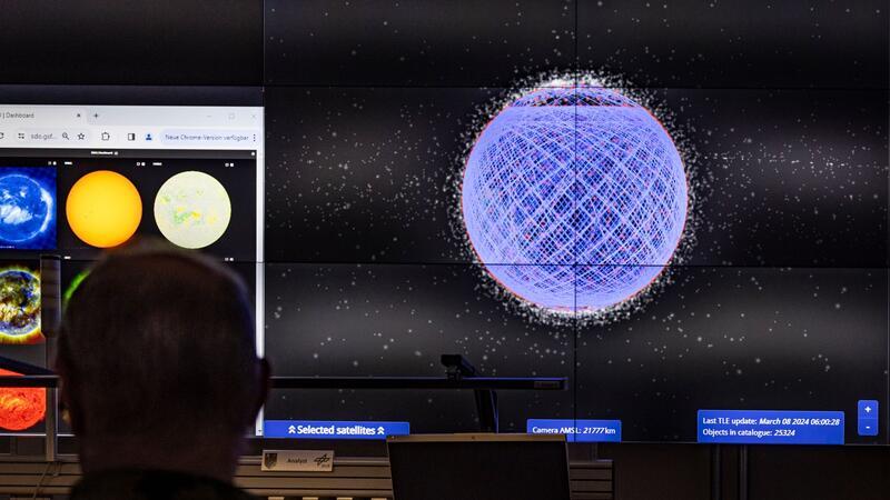 Eine Monitorwand zeigt die Umlaufbahnen Tausender Starlink-Satelliten. Der Internetdienst ist laut Elon Musk nun in einem Krankenhaus in Gaza aktiv. (Archivbild)