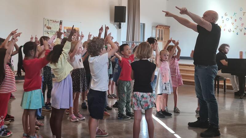 „Klassik im Klassenzimmer“ macht Kinder mit Klavier & Co vertraut Eine Musikstunde mit viel Bewegung: Steven Markusfeld bringt den Kindern in der Goetheschule Pantomime bei. Pianist Gintaras Januševičius setzt die erzählte Geschichte in Musik um.