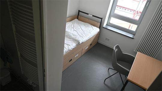 Eine Musterstube ist bereits möbliert eingerichtet.