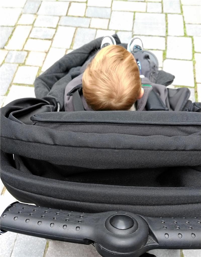 Reha-Buggy für Fünfjährigen erstritten Eine Mutter aus Goslar hat für ihren eingeschränkten Sohn mit Unterstützung des Sozialverbands in Goslar einen Reha-Buggy erkämpft. Die Krankenkasse wollte das Gefährt zunächst nicht bezahlen. Der Buggy erleichtert der 42-Jährigen den Alltag mit ihrem Kind enorm. Foto: Privat