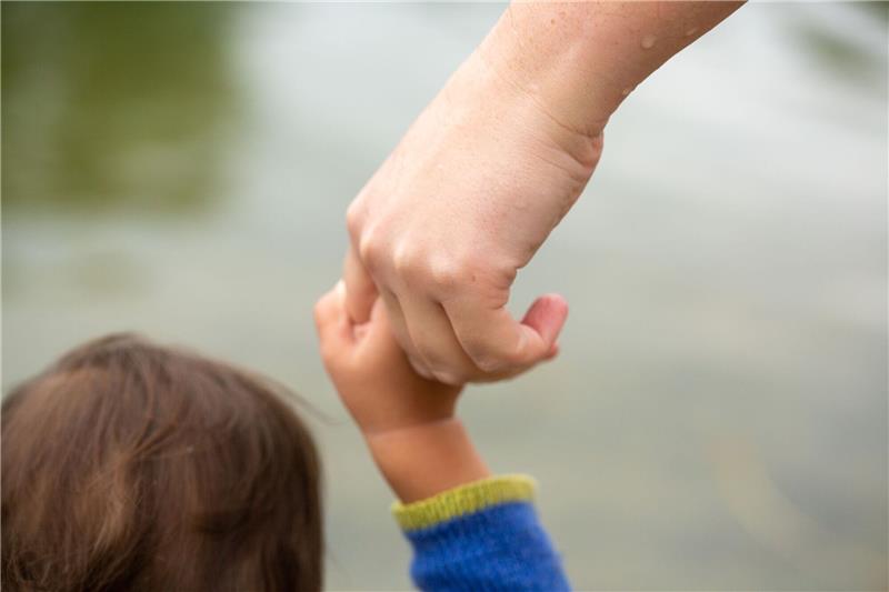 14,8 Prozent der Kinder unter 18 waren 2022 armutsgefährdet Eine Mutter hält ihr Kind an der Hand. 2,2 Millionen Kinder und Jugendliche unter 18 Jahren waren laut Statistischem Bundesamt in Deutschland von Armut betroffen.