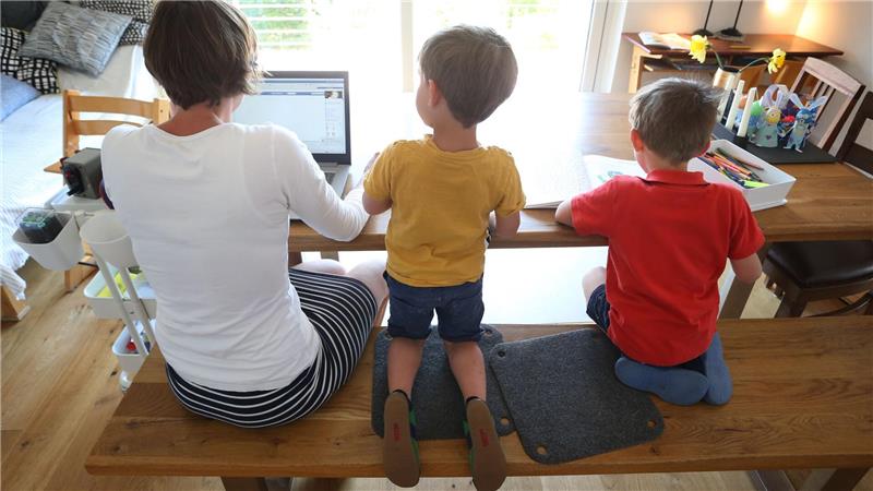 Eine Mutter mit zwei Kindern. (Symbolbild)