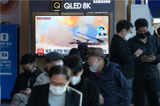 Eine Nachrichtensendung berichtet an einer Bahnhaltestelle im südkoreanischen Seoul über Militärübungen Nordkoreas.