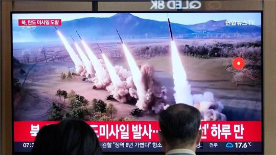 Eine Nachrichtensendung zeigt ein Archivbild eines nordkoreanischen Raketenstarts am Bahnhof von Seoul.