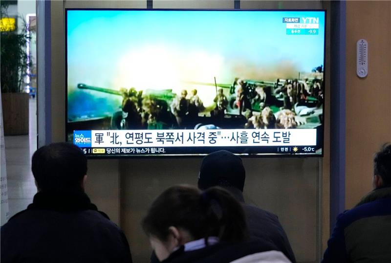 Eine Nachrichtensendung zeigt ein Archivbild von einer nordkoreanischen Militärübung auf einem Monitot im Seouler Bahnhof. Die Spannungen auf der koranischen Halbinsel haben sich zuletzt verschärft.