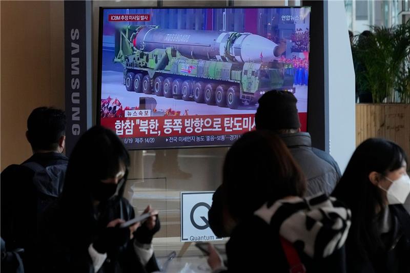 Nordkorea sieht Fortschritt beim Ausbau atomarer Schlagkraft Eine Nachrichtensendung zeigt im Bahnhof von Seoul das Archivfoto einer nordkoreanischen Rakete bei einer Militärparade.